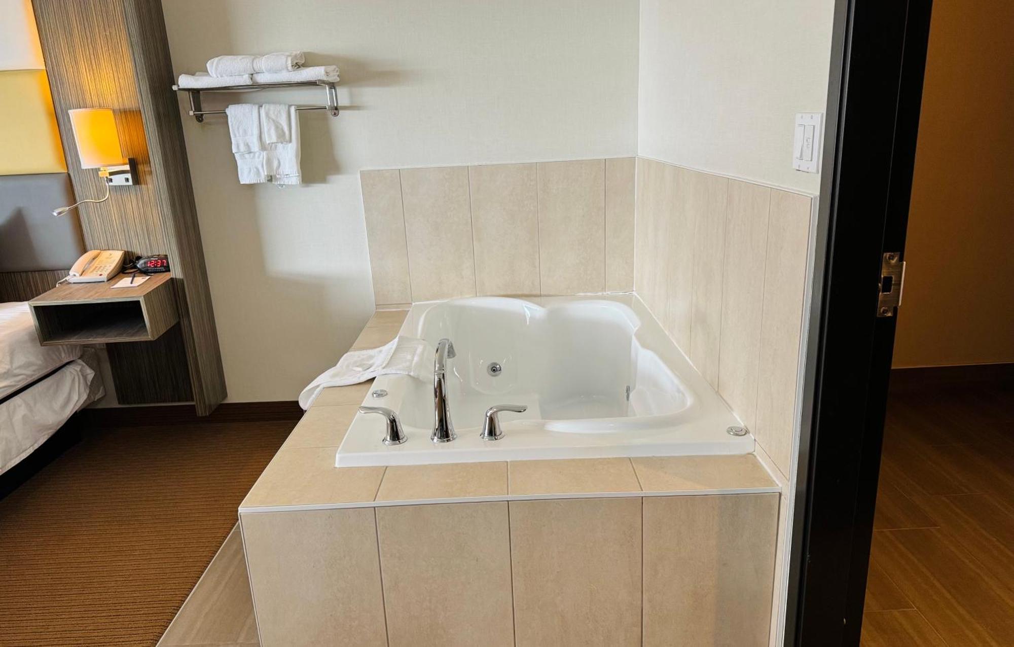 Southfort Inn Fort Saskatchewan Bagian luar foto