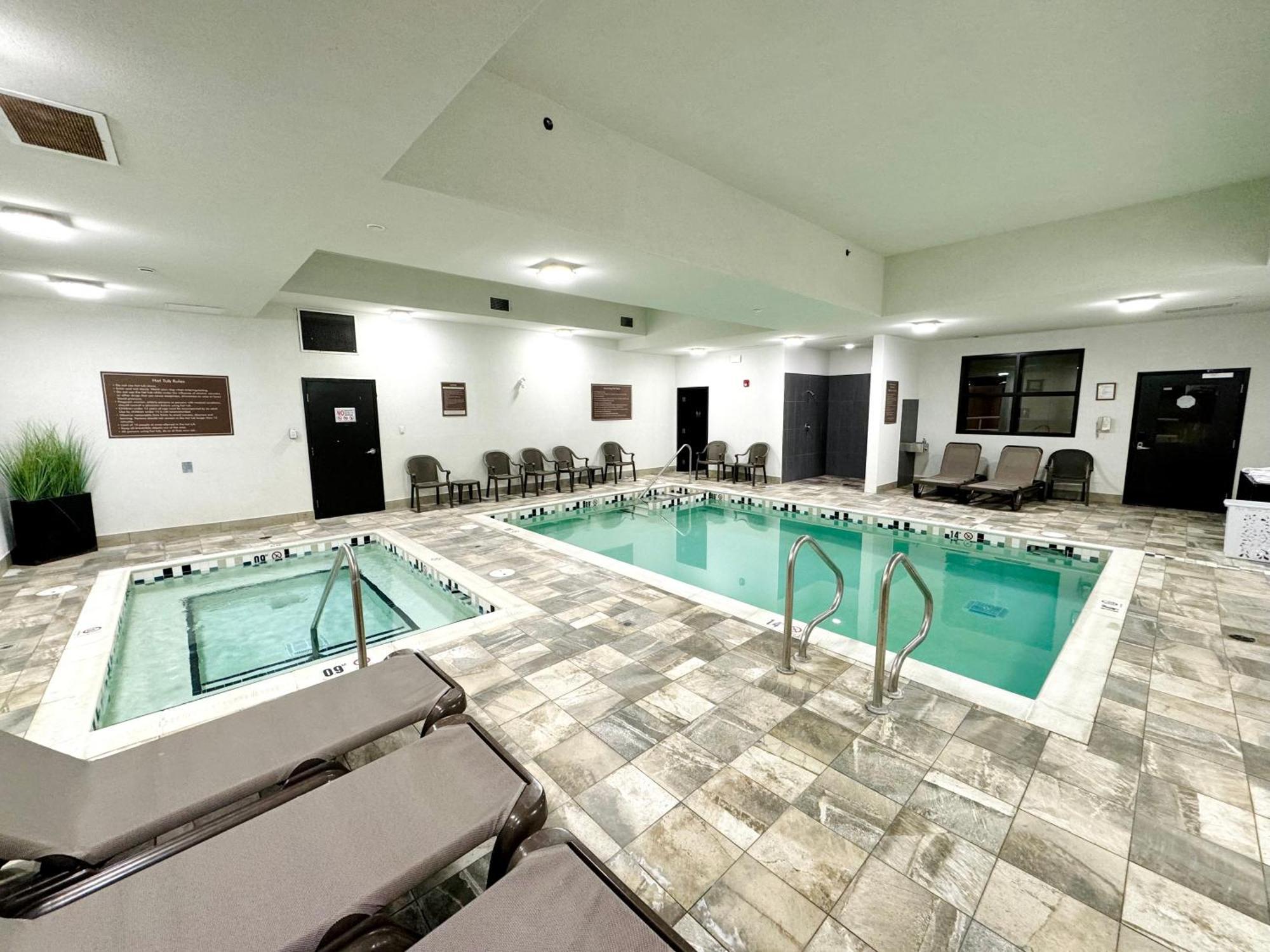 Southfort Inn Fort Saskatchewan Bagian luar foto