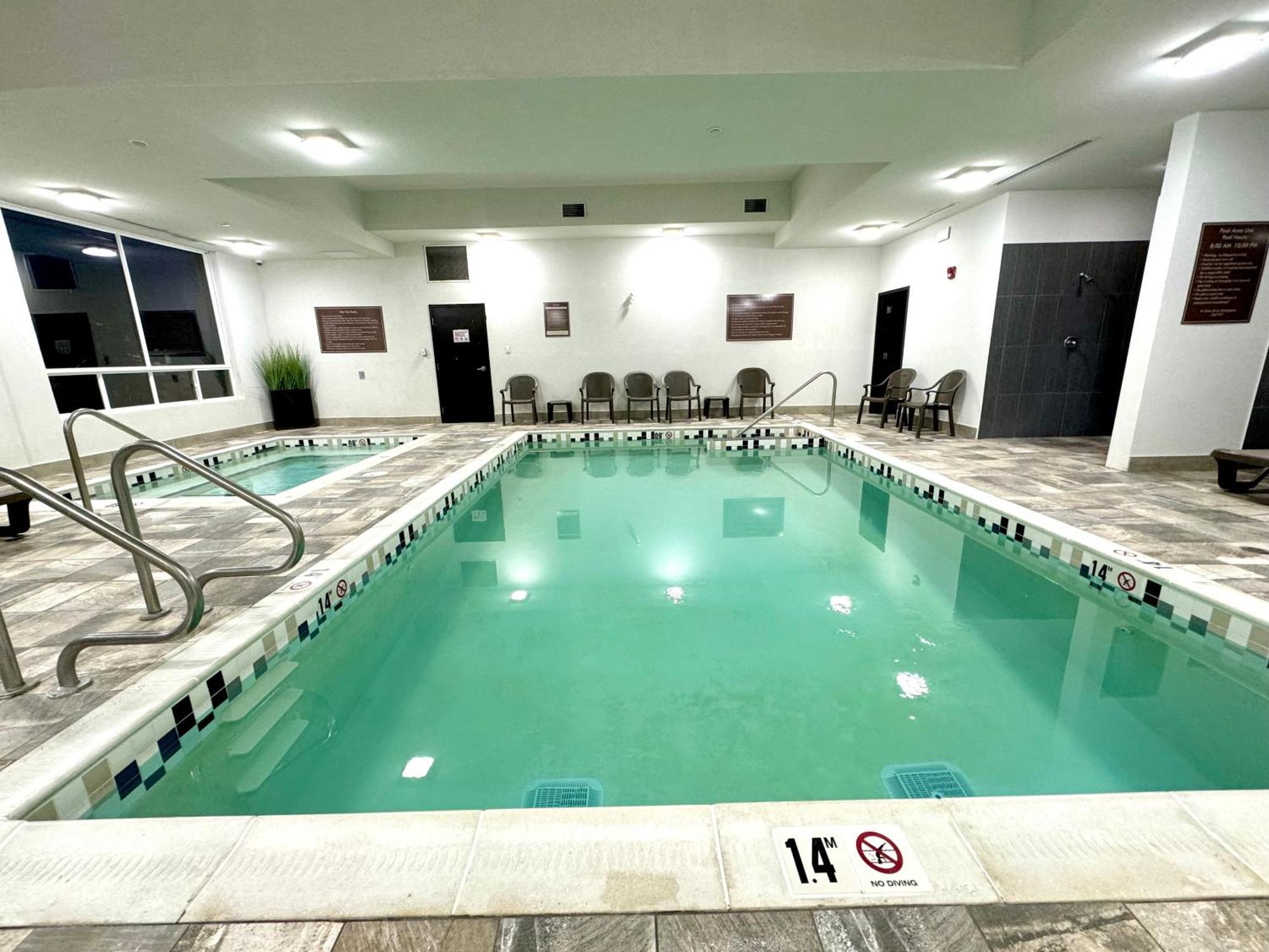 Southfort Inn Fort Saskatchewan Bagian luar foto
