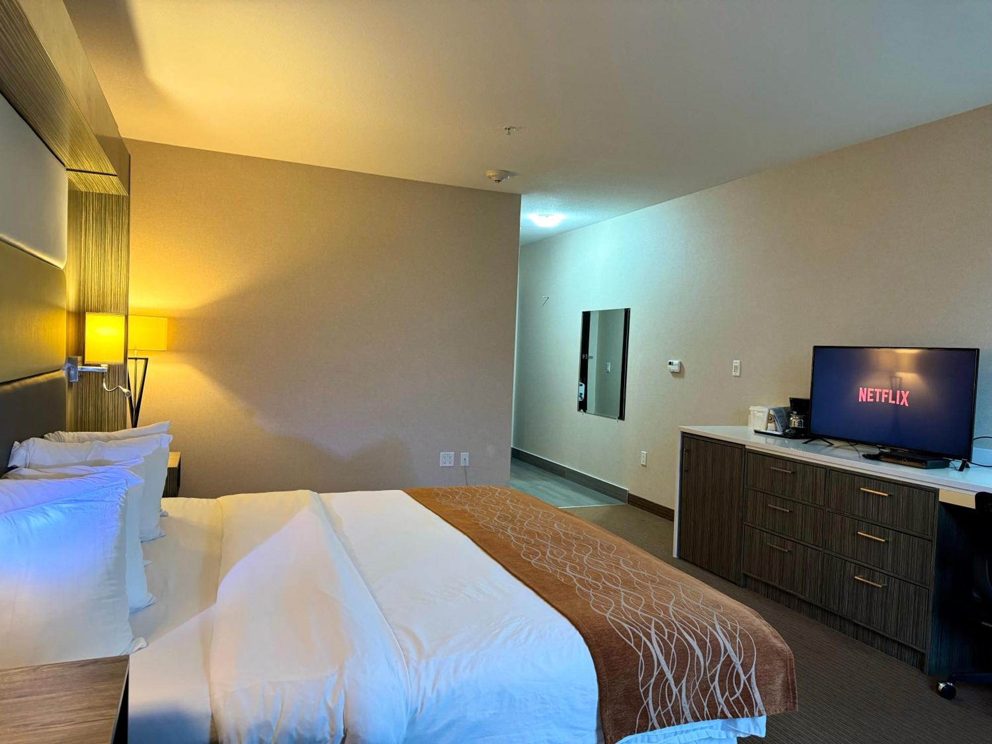 Southfort Inn Fort Saskatchewan Bagian luar foto